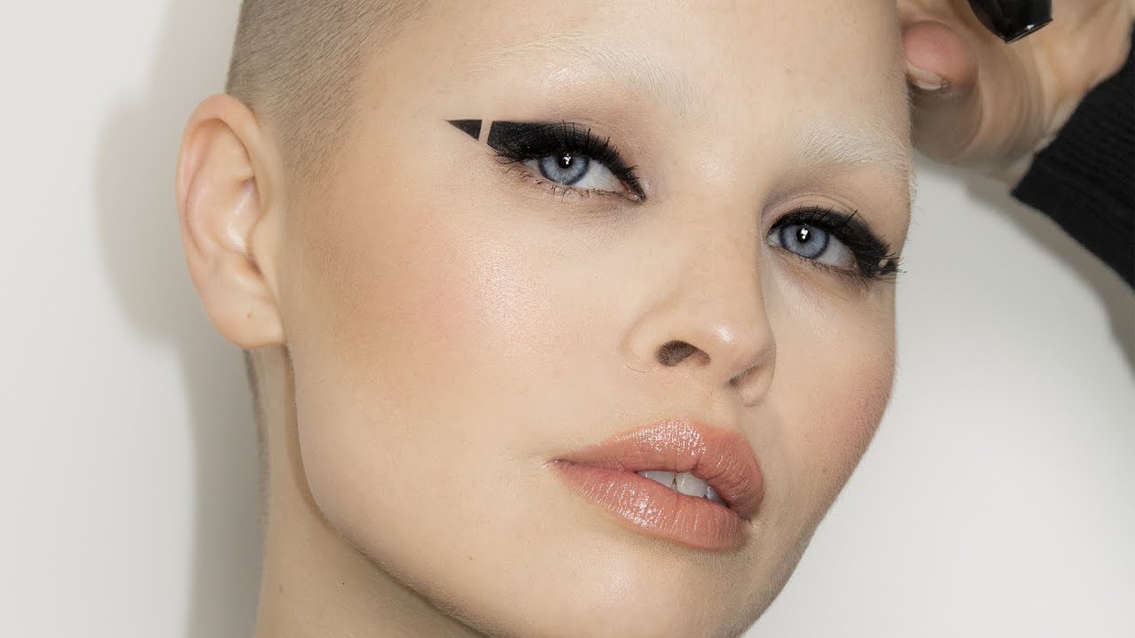NEGATIVE SPACE EYELINER