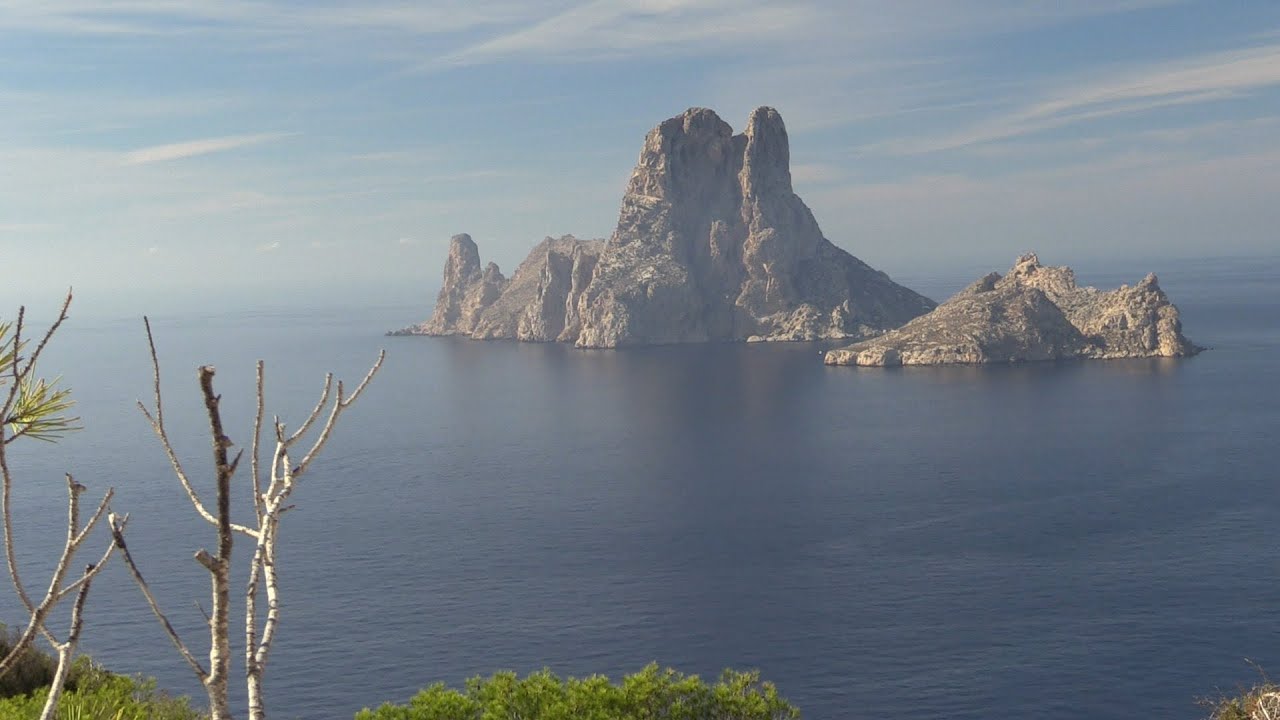 IBIZA mit dem Auto unterwegs.