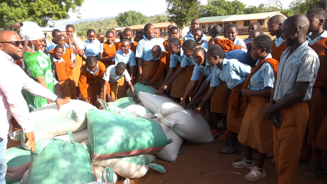 EDUCATION - Kishushe schools benefit from the East Africa Safari Rally through food donations