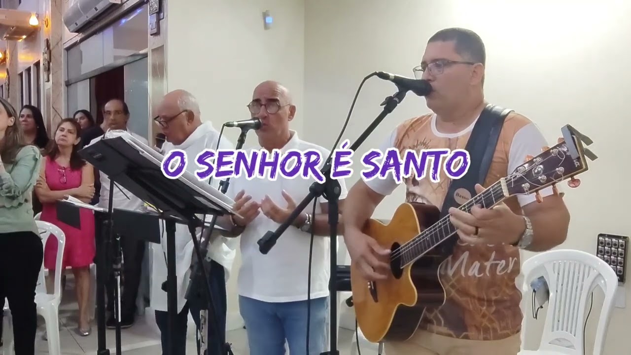 O Senhor é Santo. O Senhor é nosso Deus. O Senhor é nosso pai. Bendito o que vem em nome. Hosana.