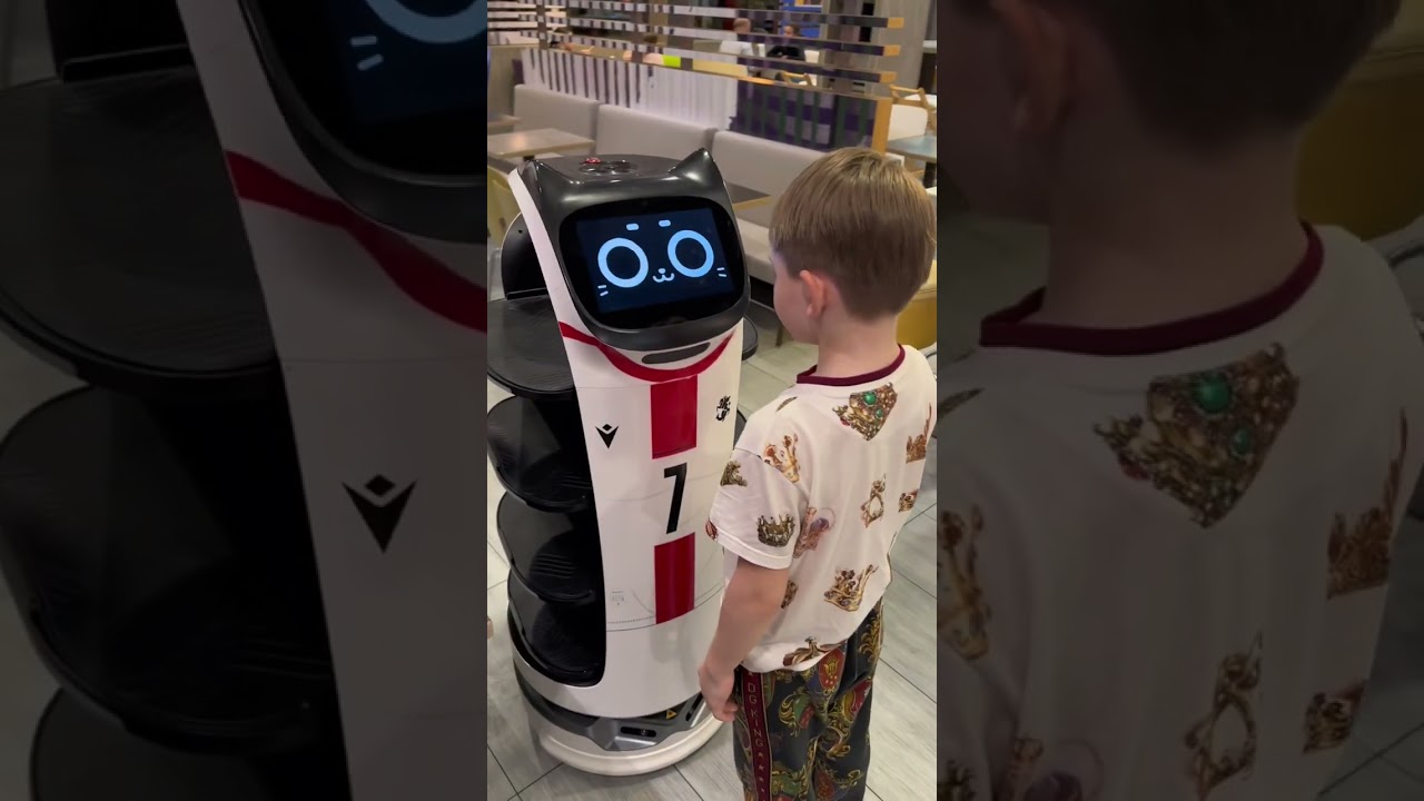Робот приносит заказы в McDonald’s.