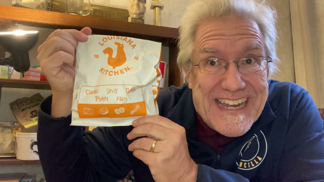 Марк пробует новый классический сэндвич с камбалой от Popeye's!!!