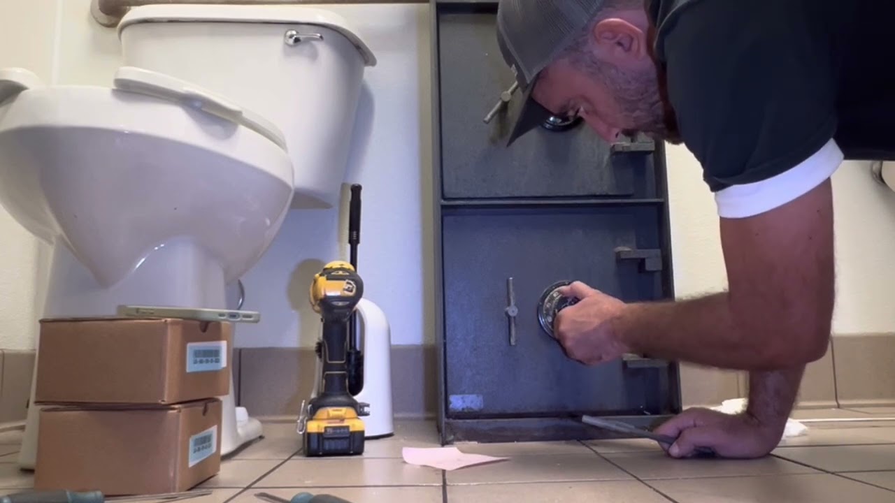 Abandoned Safe Found in Gas Station Bathroom — What’s Inside?