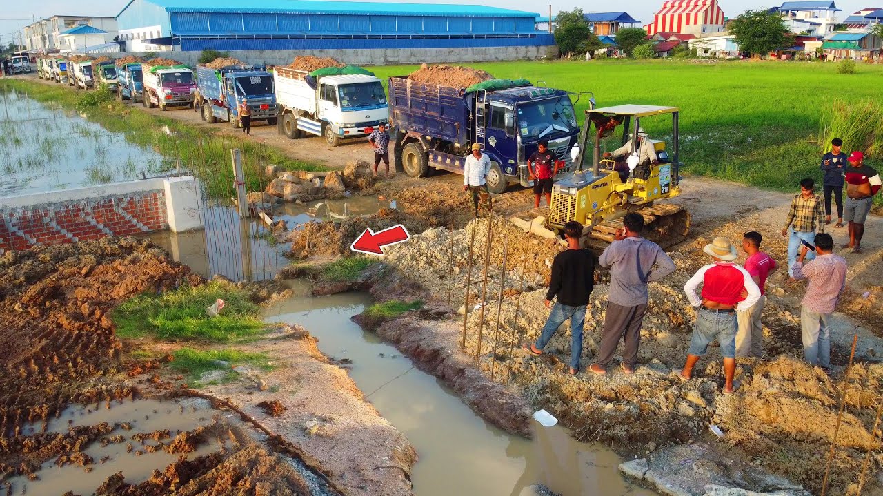 Perfectly Start Landfill Site Formed! Use Dozer KOMATSU & Many Dump Truck Pour Soil, Mix VDO