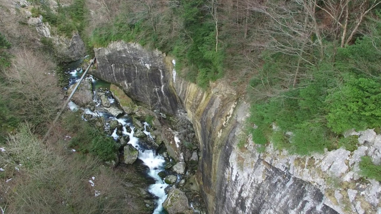 SURVOL DU GUIERS AU FOND DES GORGES DU FROU !