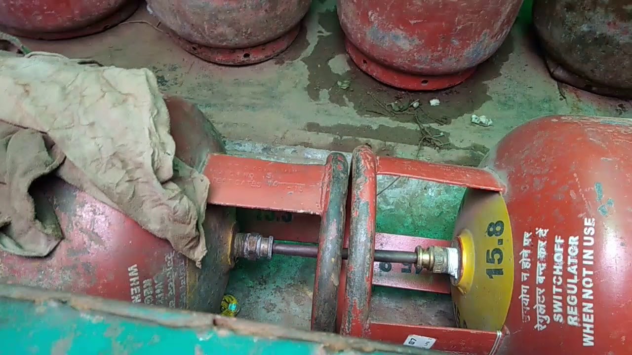 ऐसे गैस चोरी करते हैं आपके घर सिलैंडर पहुंचाने वाले हॉकर