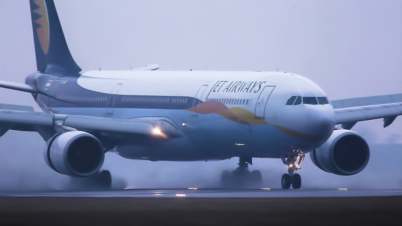 B777 & A330 Jet Airways Low visibility landings, use reverse thrust on a rainy morning.