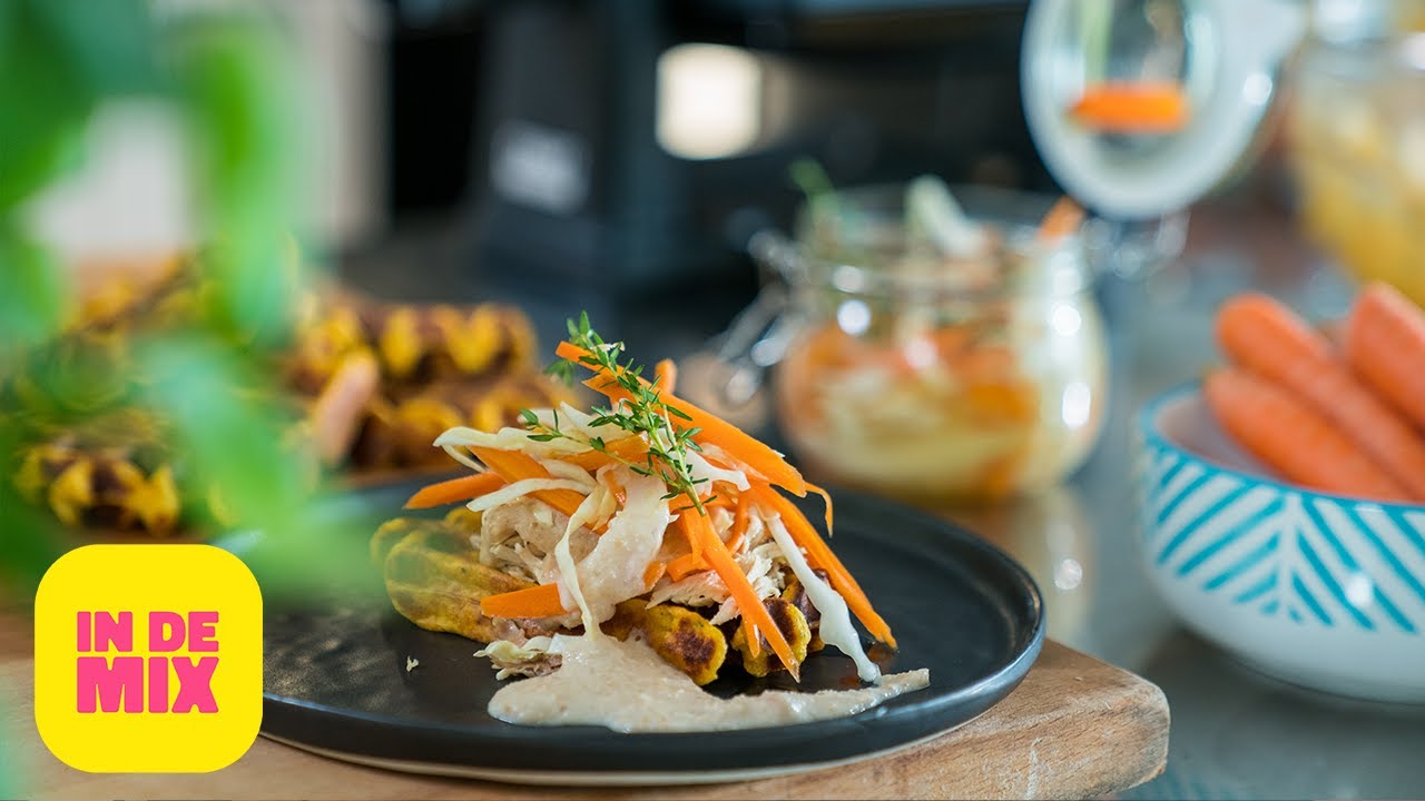Zoete aardappel wafels met pulled chicken, gepekelde groentjes en een pindasaus | In de mix