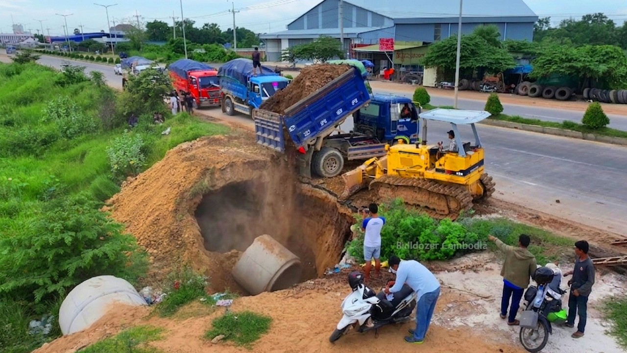The Mighty Bulldozer at Work And Dozer KOmat'Su D31P Pushing Soil Fast Delete Box