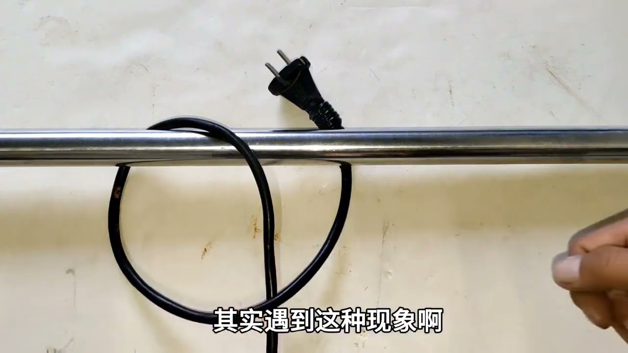 电工魔术：作为水电工师傅必学绝招，电线压铁管下面，这样取出来