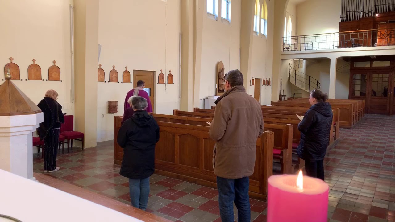 Keresztúti ájtatosság Fazakas Attila plébános vezetésével
