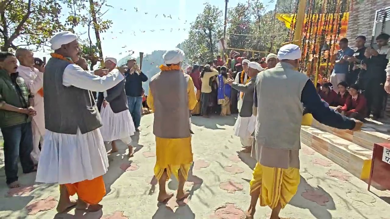 दोपहर का देव नृत्य कलाबीर देवता का मंदिर परिसर टिहरी गढ़वाल उत्तराखंड | जय कलाबीर देवता  #devotional