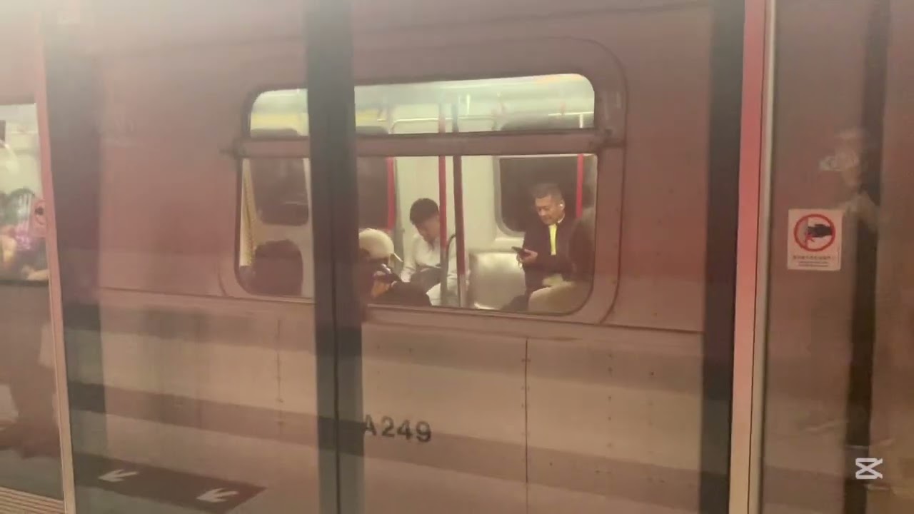 MTR Island Line (IST)  Trains at Central （Towards Chai Wan)