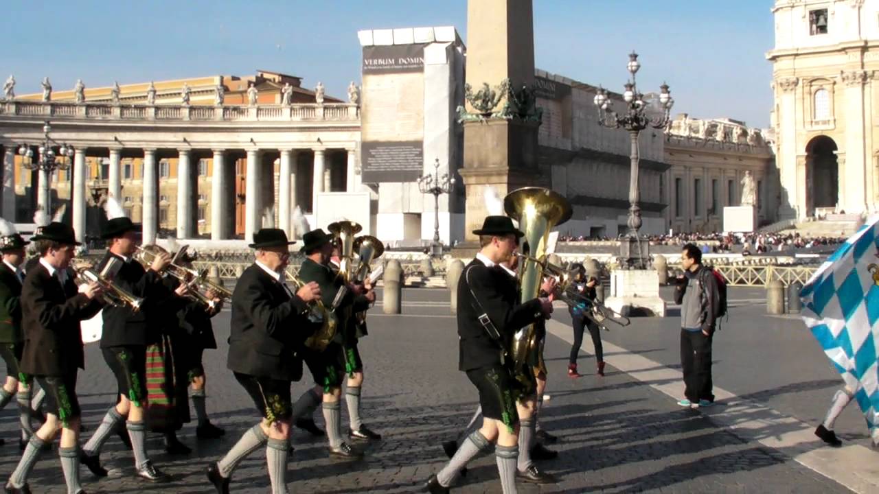 Musikkapelle Waging am See - Standerl für Papst Benedikt XVI am Petersplatz in Rom