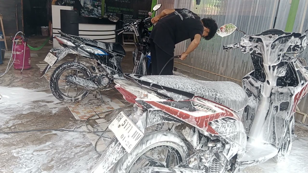 Cuci tanpa sentuh menggunakan mesin jet cleaner benz  8548 dan shampo touchless Auto Clean