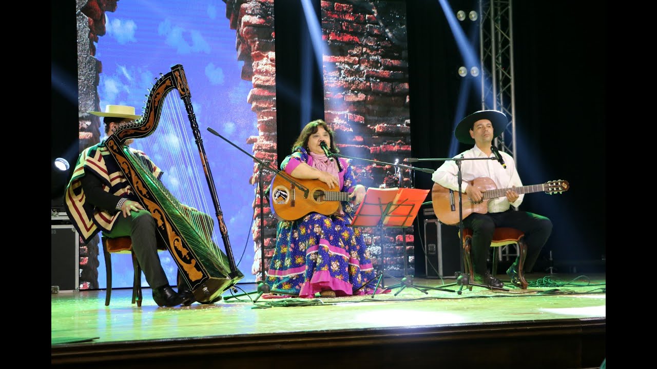 PATRICIA BECERRA, Folclorista en Arpa Corralera