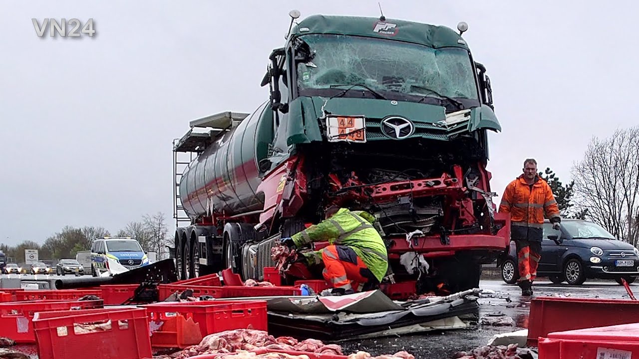 07.04.2022 - VN24 - Rindfleisch landet nach LKW Unfall auf der Autobahn