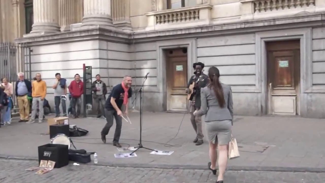Frau trifft auf Stra&szlig;enmusiker - damit h&auml;tte niemand gerechnet!