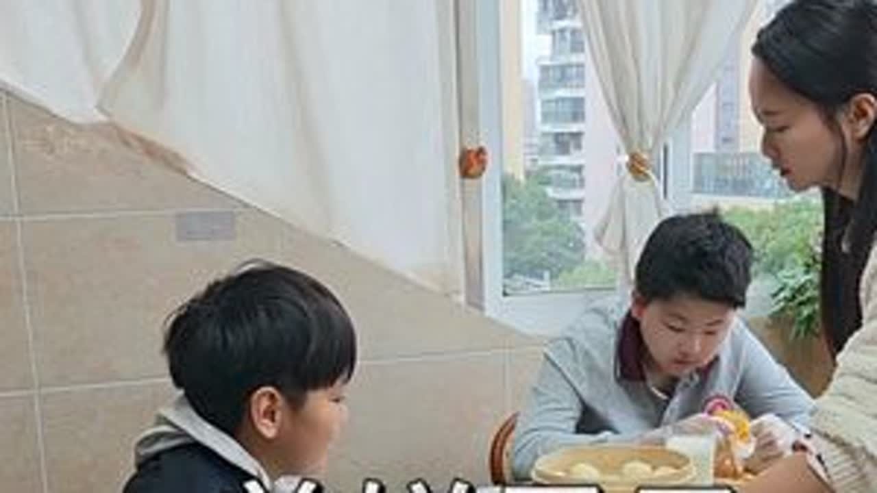 坐标苏州张家港，看看90后妈妈给初中生和小学生准备的早餐，今天早起了但是磨蹭了一会，导致手忙脚乱，哥哥急忙吃了就跑了，又要拍视频又要保证娃能按时吃上热早饭 业务还要继续修炼😭#我的早餐日记 #...