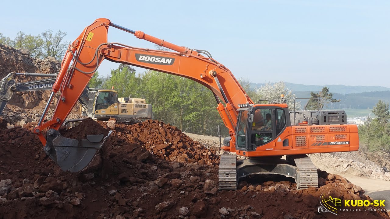 Doosan DX420LC loading Renault Kerax 8x4
