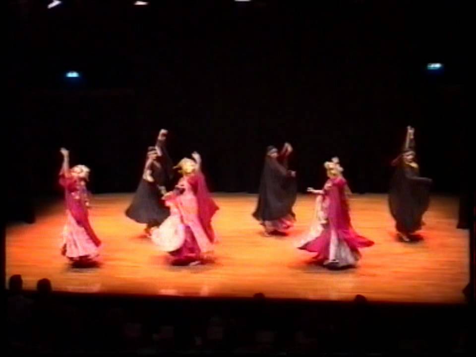Pierre Moussa und Tanzgruppe