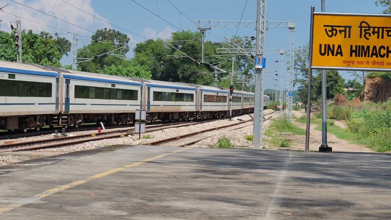 Vande Bharat (New Delhi - Amb) 22447 departing Una