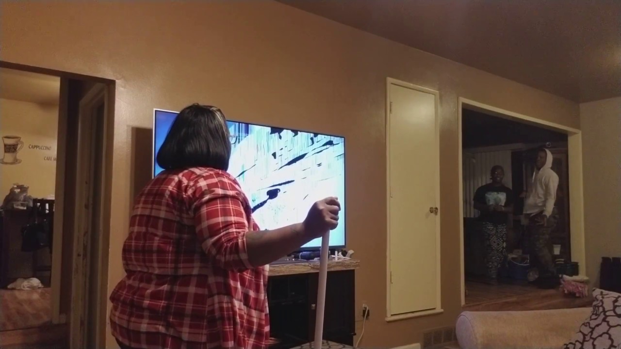 Epic broken TV prank on mom😱😱🤣(MUST WATCH!!!! )
