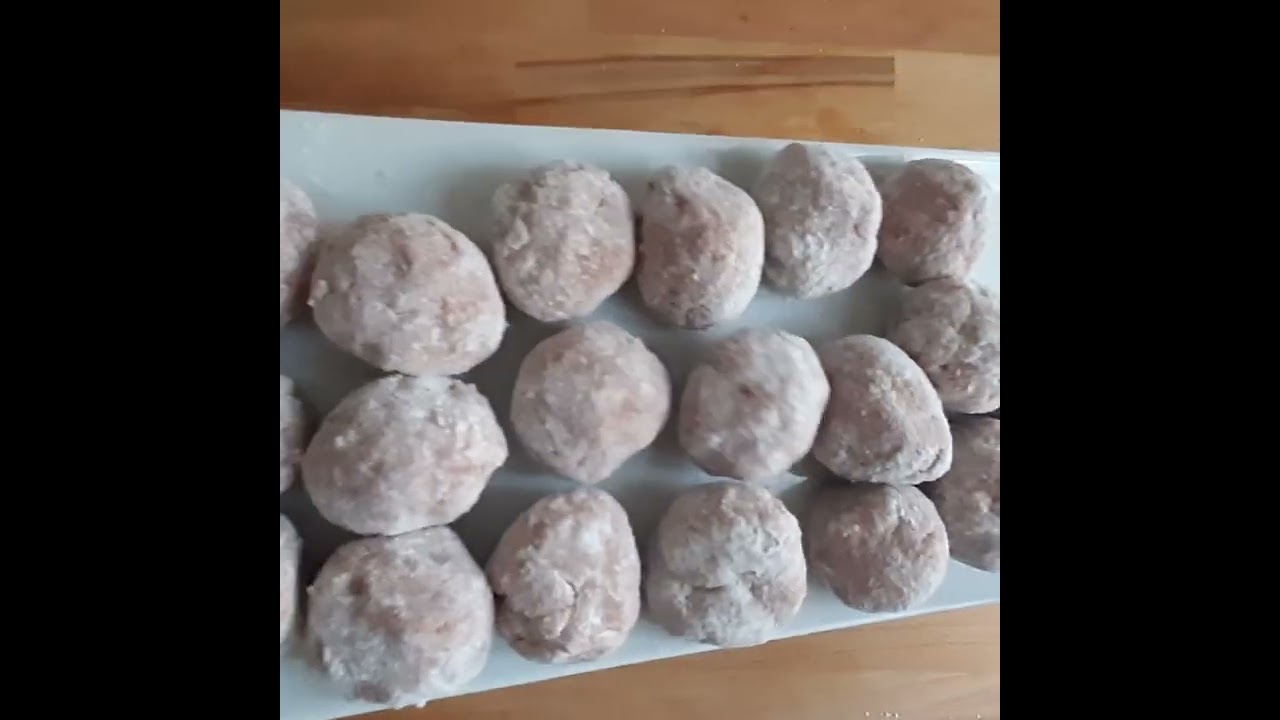 Polpette morbide e succulente, cotte in umido senza pomodoro: il segreto &egrave; nell'impasto