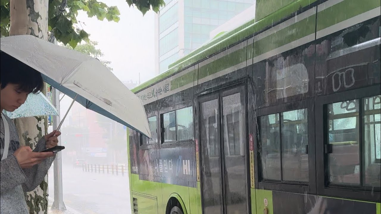 يوم مريح و ممطر في سيول 🌧️☔️| جولة في شارع هونغ داي 🇰🇷