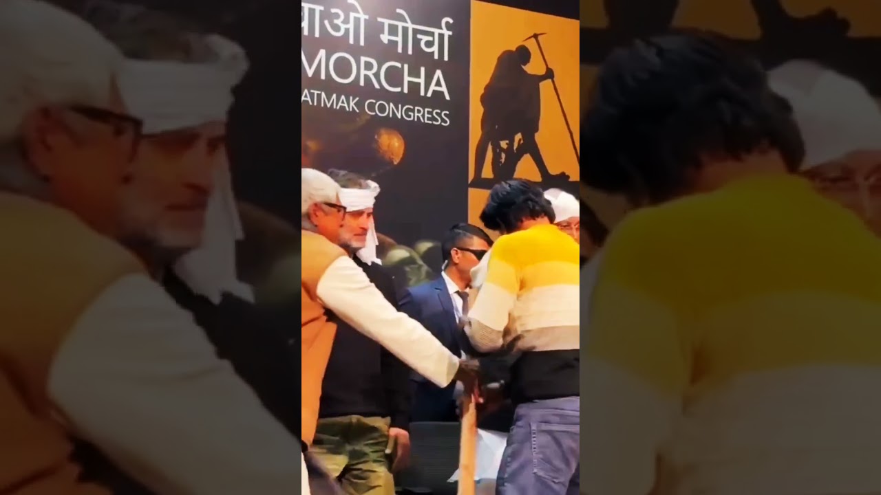 Rahul Gandhi and Kharge-ji dressed as laborers. #rahulgandhi #viralvideo