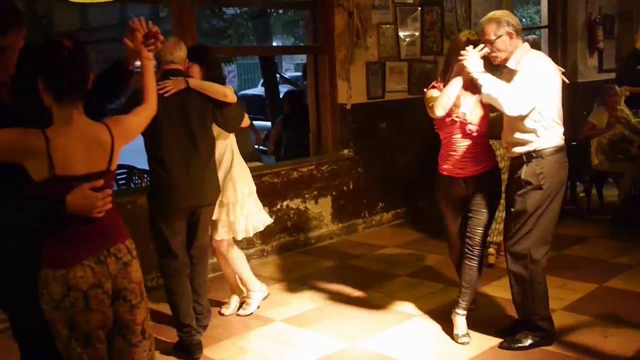 Bailando la milonga en Los Laureles