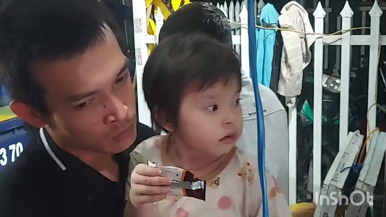Chồng và con gái nhìn áo quan của như thật xót xa 