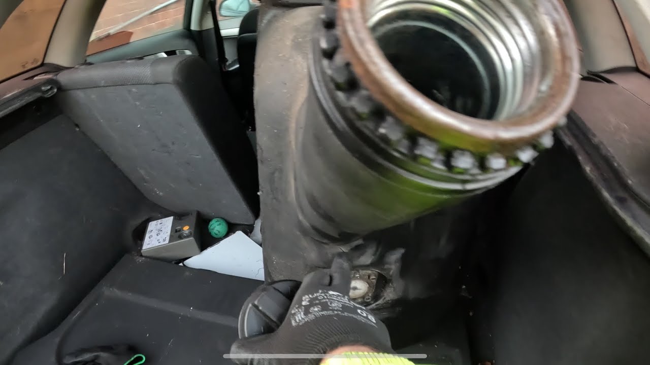 Eu cu mine cea mai tare echipǎ😂 Am gǎsit un rezervor cu motorină pe drum 💷 