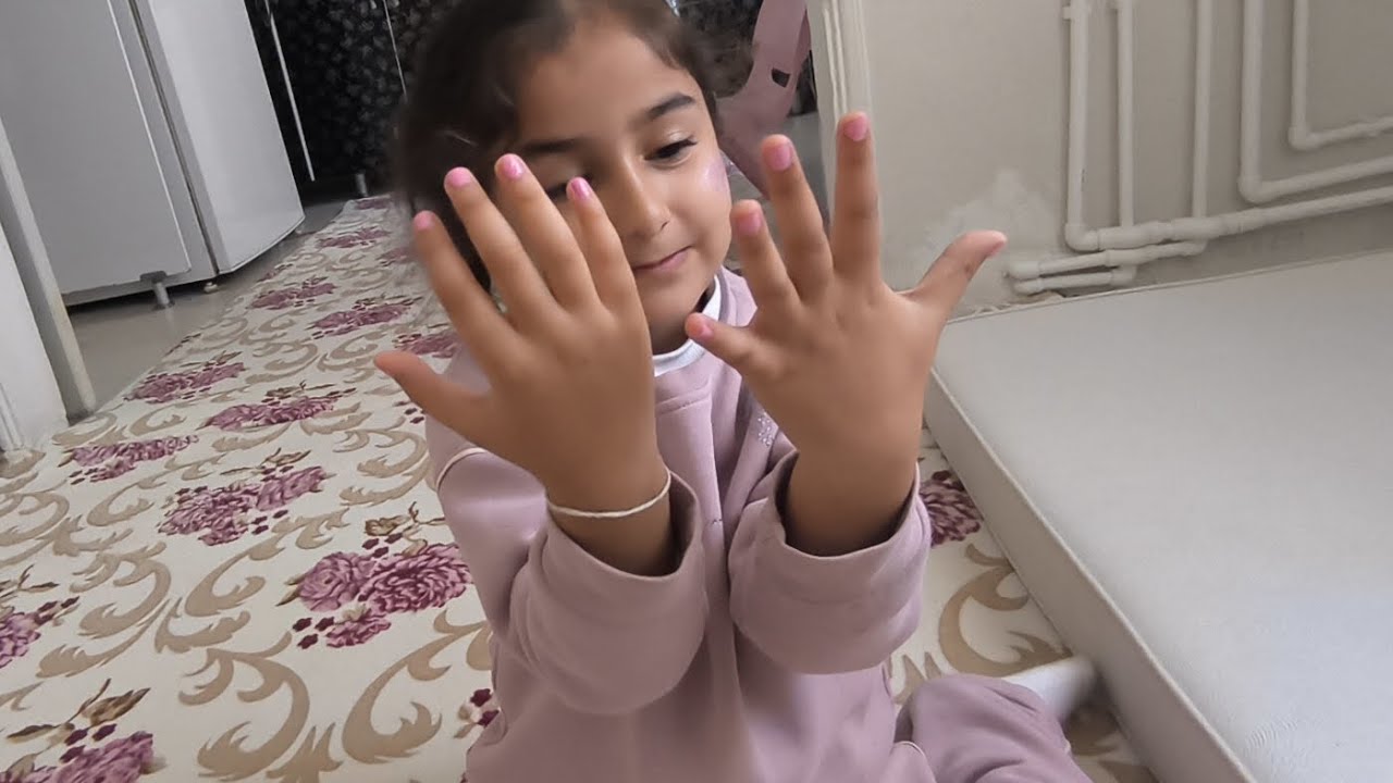 Kumsal Ada'nın Parmaklarına ilk defa oje sürdük çok heyecanlandı