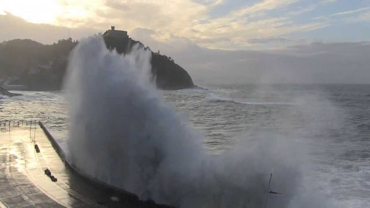 Olatuak Donostian - Olas en Donosti - Big waves in Donosti
