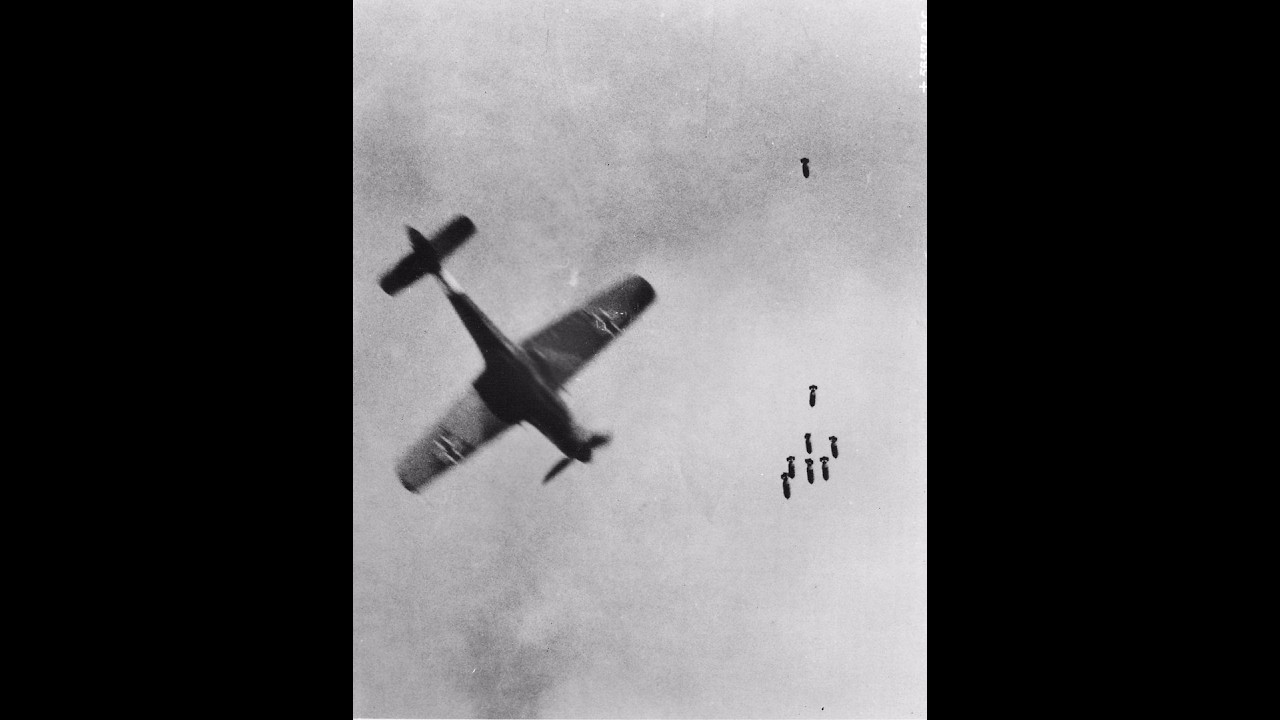 СЕКРЕТНАЯ НЕМЕЦКАЯ ХРОНИКА Ас на Messerschmitt Bf 109 F-4 кошмарит бедолаг на песке и влад