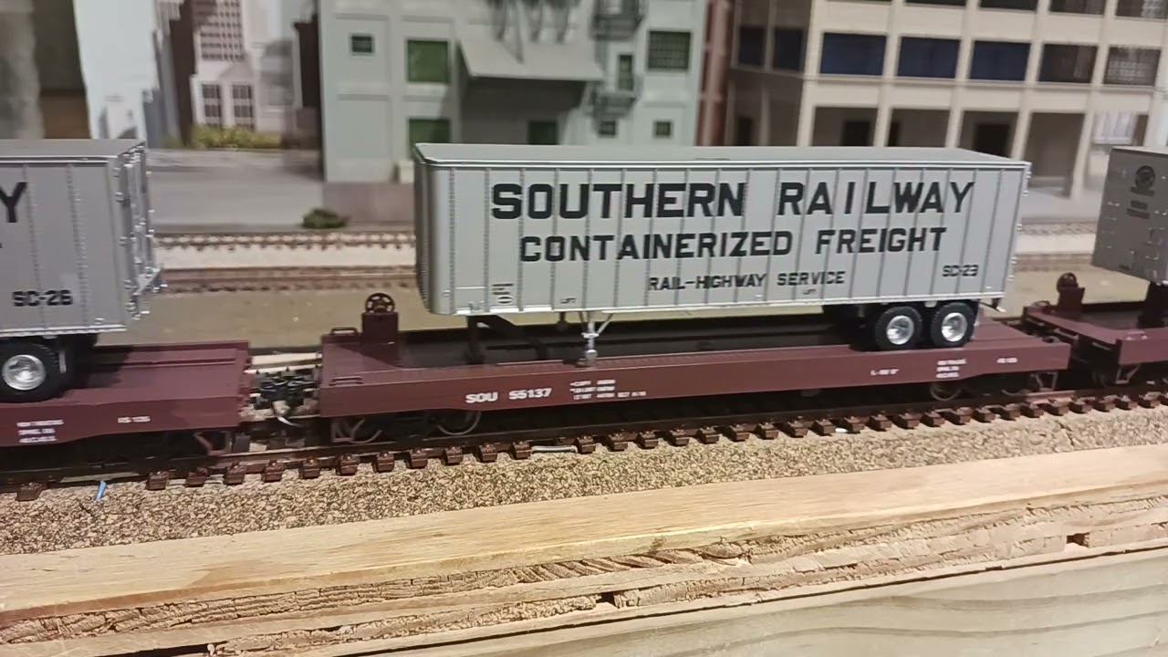 HO SOUTHERN RAILWAY PULLS 16 50 FT TOFC CARS WITH SOUTHERN RAILWAY 40 FT TRAILERS