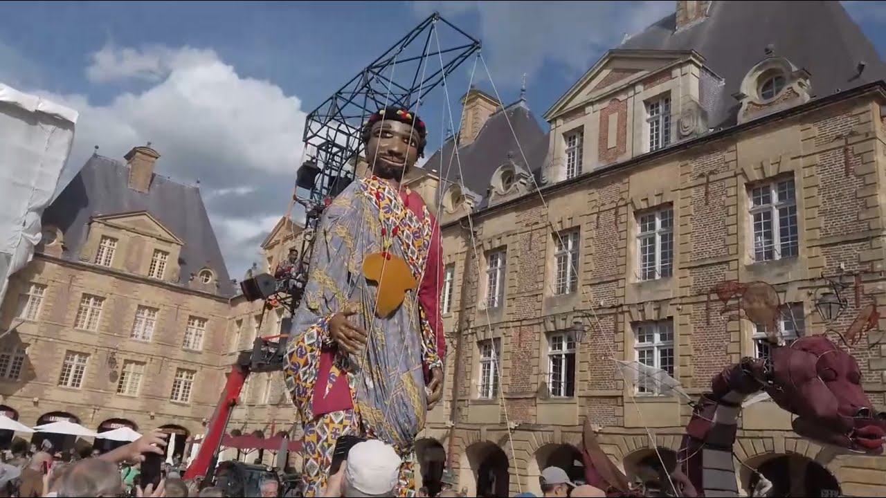 2023 Festival Mondial des Théâtres de Marionnettes de Charleville-Mézières, place Ducale
