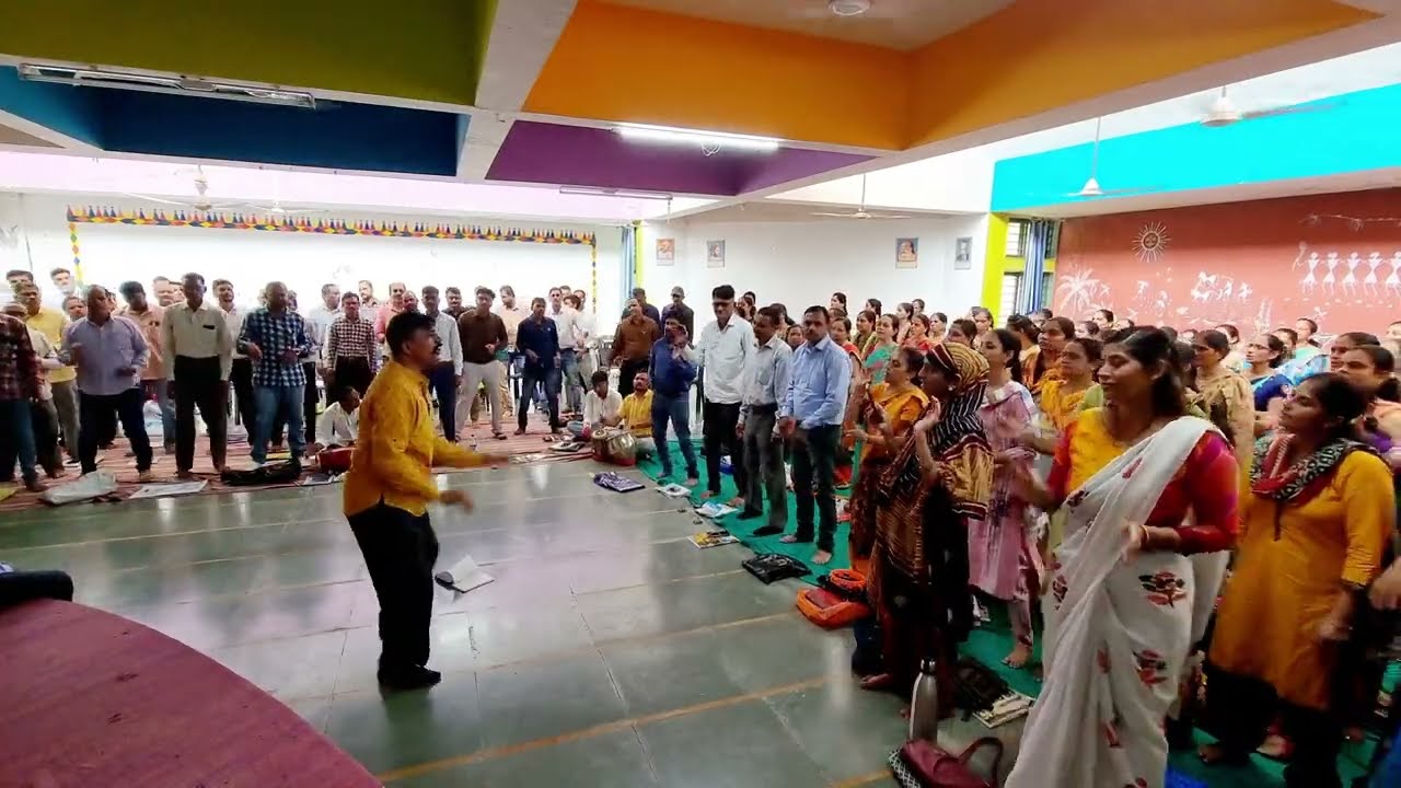 તને ચકલી બોલાવે, તને પોપટ બોલાવે, તને બોલાવે કૂતરું કાળુ, એતો વાંકી પૂંછડી વાળું