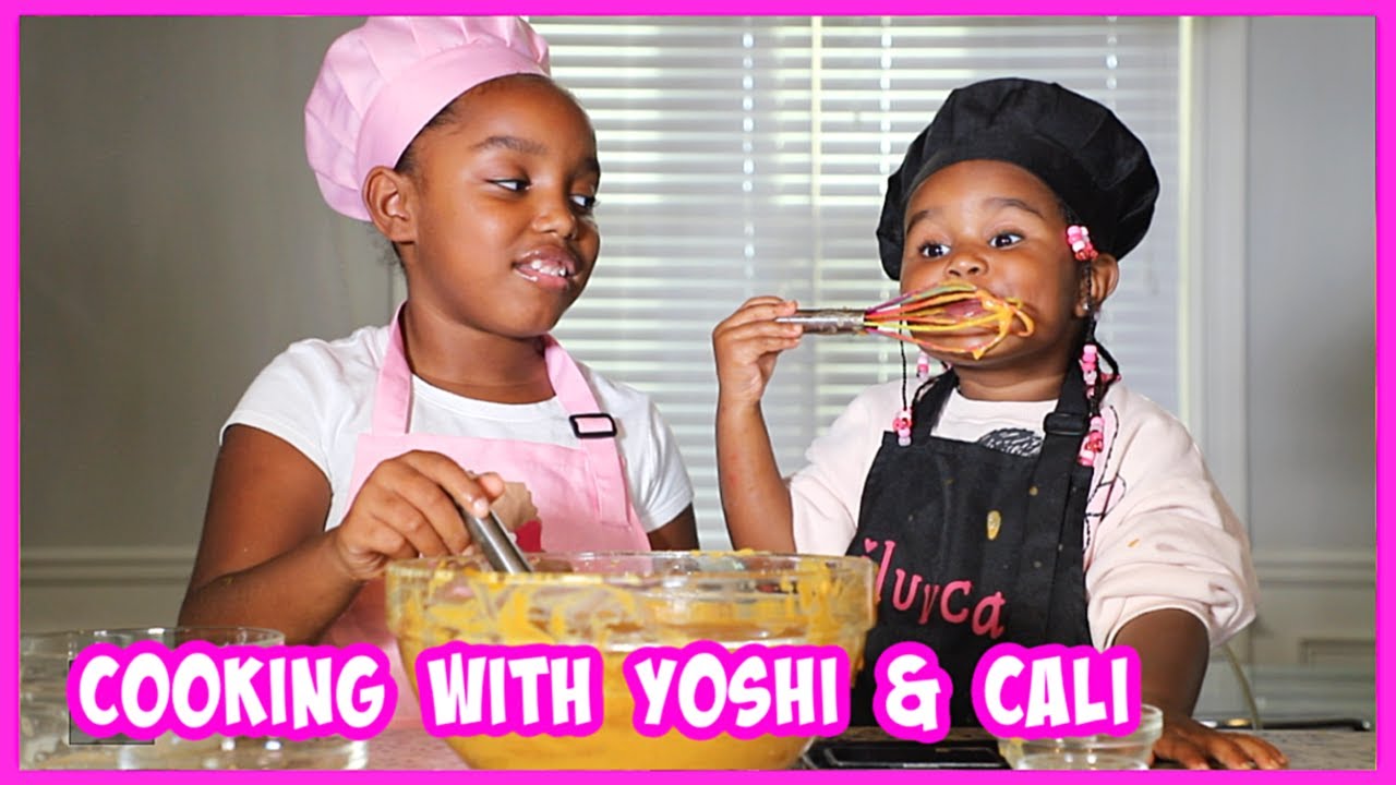 DIY: BAKING A PUMPKIN PIE WITH MY BABY COUSIN | YOSHIDOLL