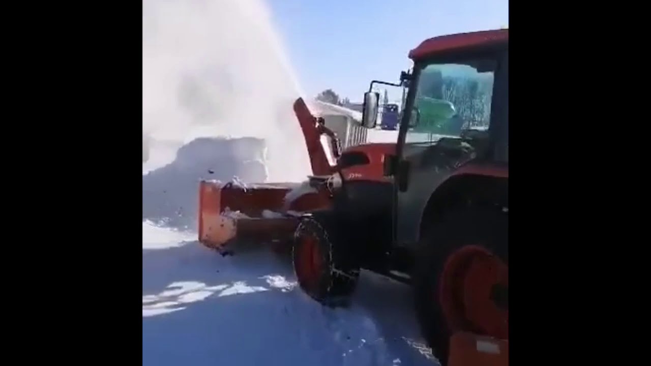 2009 L5740 With 80”Pronovost Front Mounted Blower