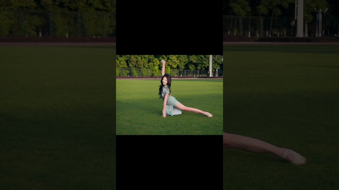 她在寻找一把利剑 #宛庭 #女大学生 #反差 #旗袍 #宝剑插腰间变装