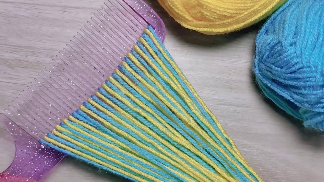 A cool hack for making a wool flower using a comb - Wool Flowers/DIY