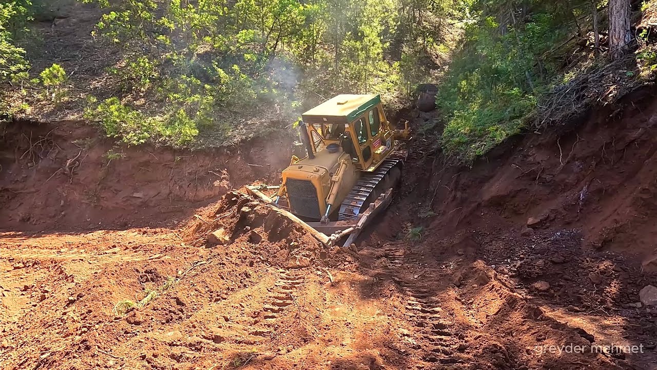 Как экскаватор Caterpillar D7g Bulldozer MST прокладывает путь сквозь глыбы камней, часть 2