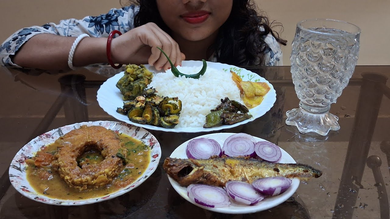 EATING SPICY FISH CURRY 🍛, PABDA FISH FRY 🐟 ,PALAK SAAG, ALOO FRY 😋..