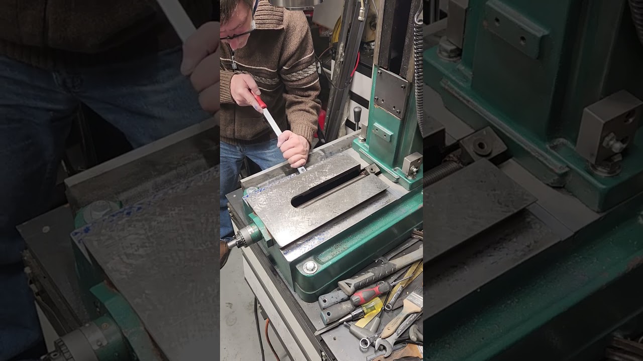 Grizzly G0519 milling machine. Scraping the machine base for alignment with the saddle, 9 of 10