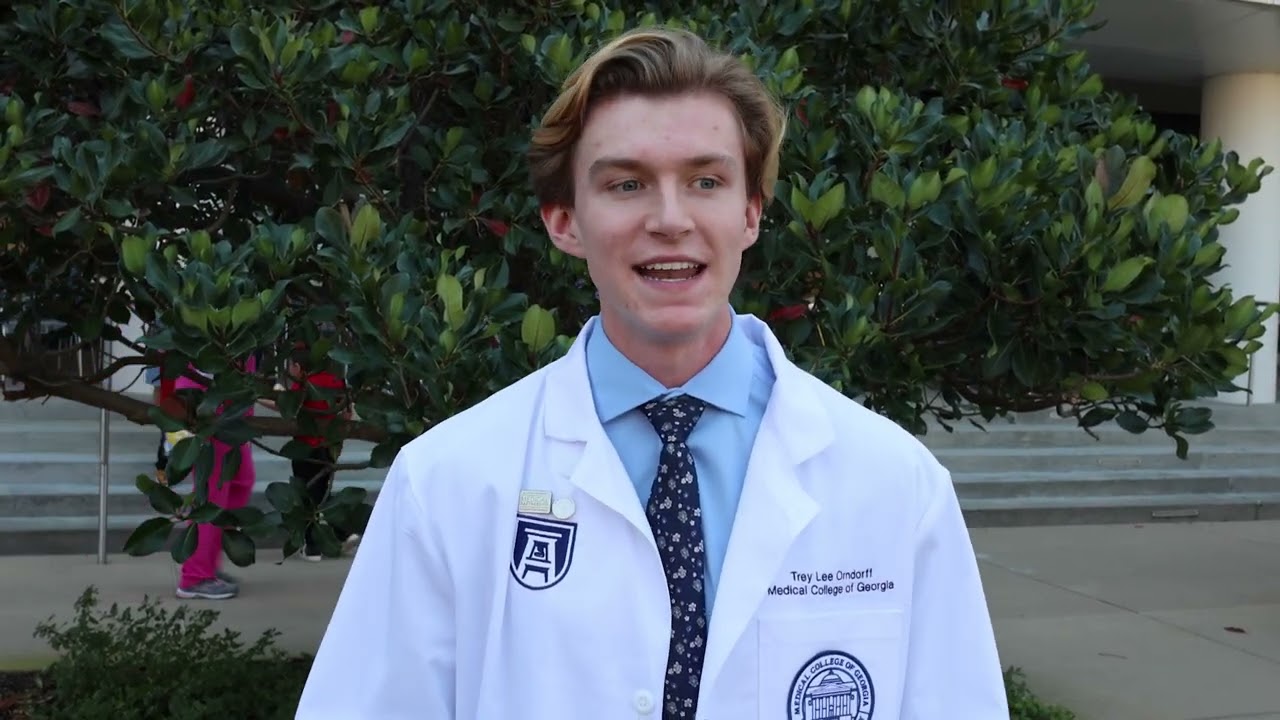 Class of 2028 react to receiving their white coat