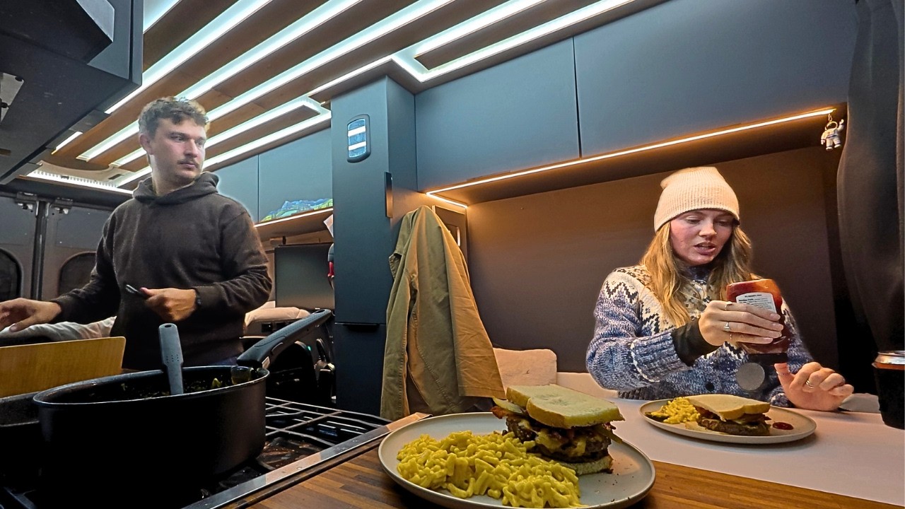 ЗИМНЯЯ ЖИЗНЬ В МИКРОАВТОБУСЕ В Вайоминге | Кемпинг при температуре -3&deg;F