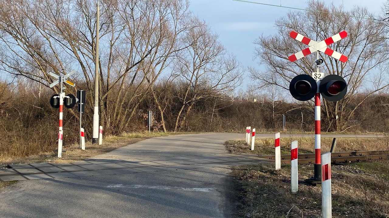 [4K] Przejazd kolejowy z SSP typu SPA-1, nieudane oczekiwanie na pociąg oraz dziwna sytuacja
