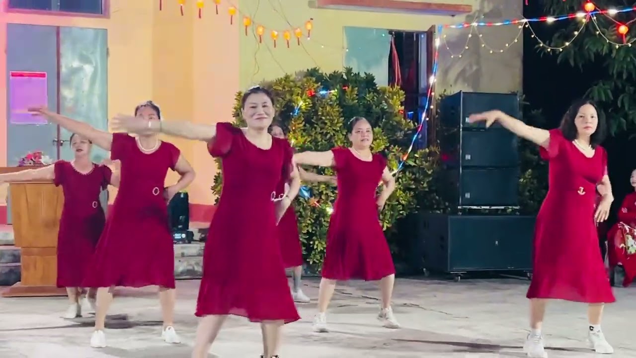 Thôn Thống nhất biểu diễn chào mừng ngày 8/3 tại Thôn Chiến thắng.